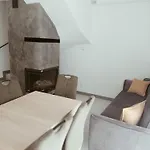 U Eweli Całoroczne Ogrzewane Kominkiem *