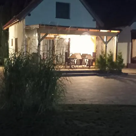 U Eweli Caloroczne Ogrzewane Kominkiem *