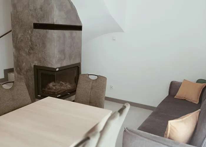 U Eweli Caloroczne Ogrzewane Kominkiem *