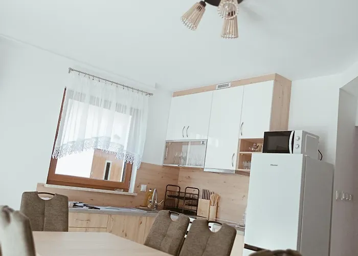 U Eweli Caloroczne Ogrzewane Kominkiem * 斯蒂格纳