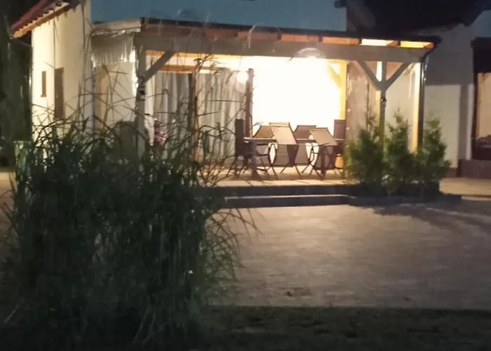 U Eweli Caloroczne Ogrzewane Kominkiem *